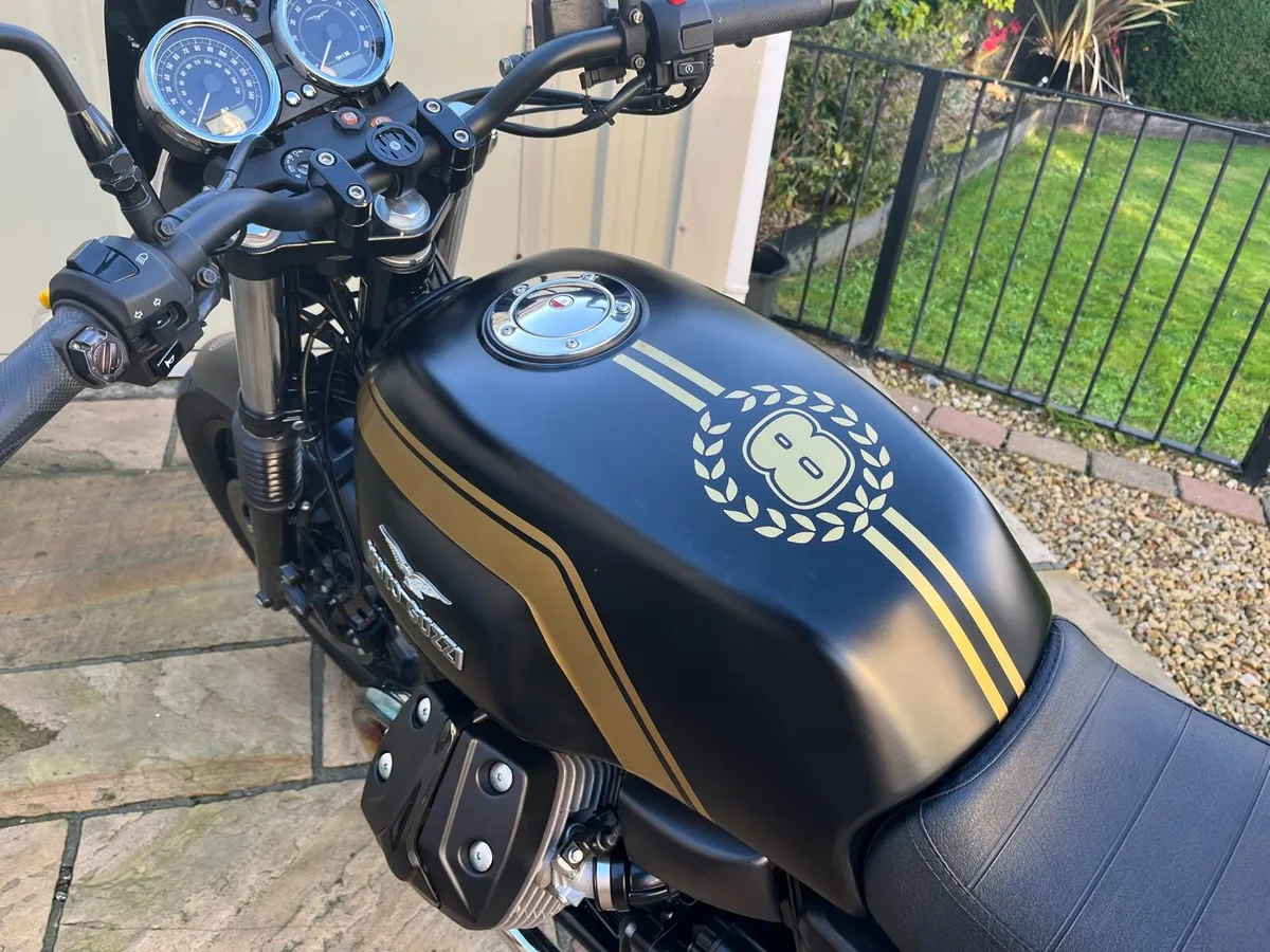 Moto Guzzi V7 Stone - Image 2