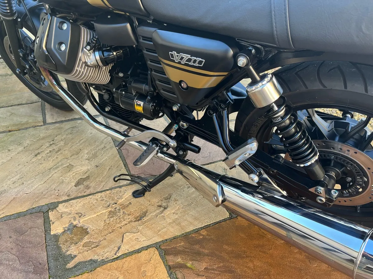 Moto Guzzi V7 Stone - Image 3