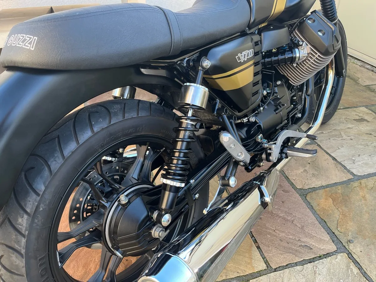 Moto Guzzi V7 Stone - Image 4