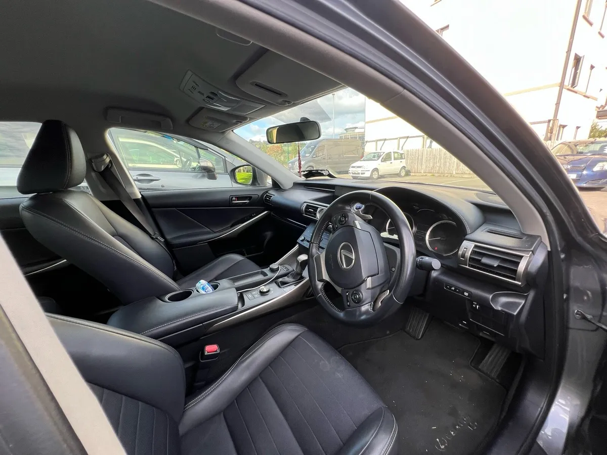 Lexus IS 300h - Image 3