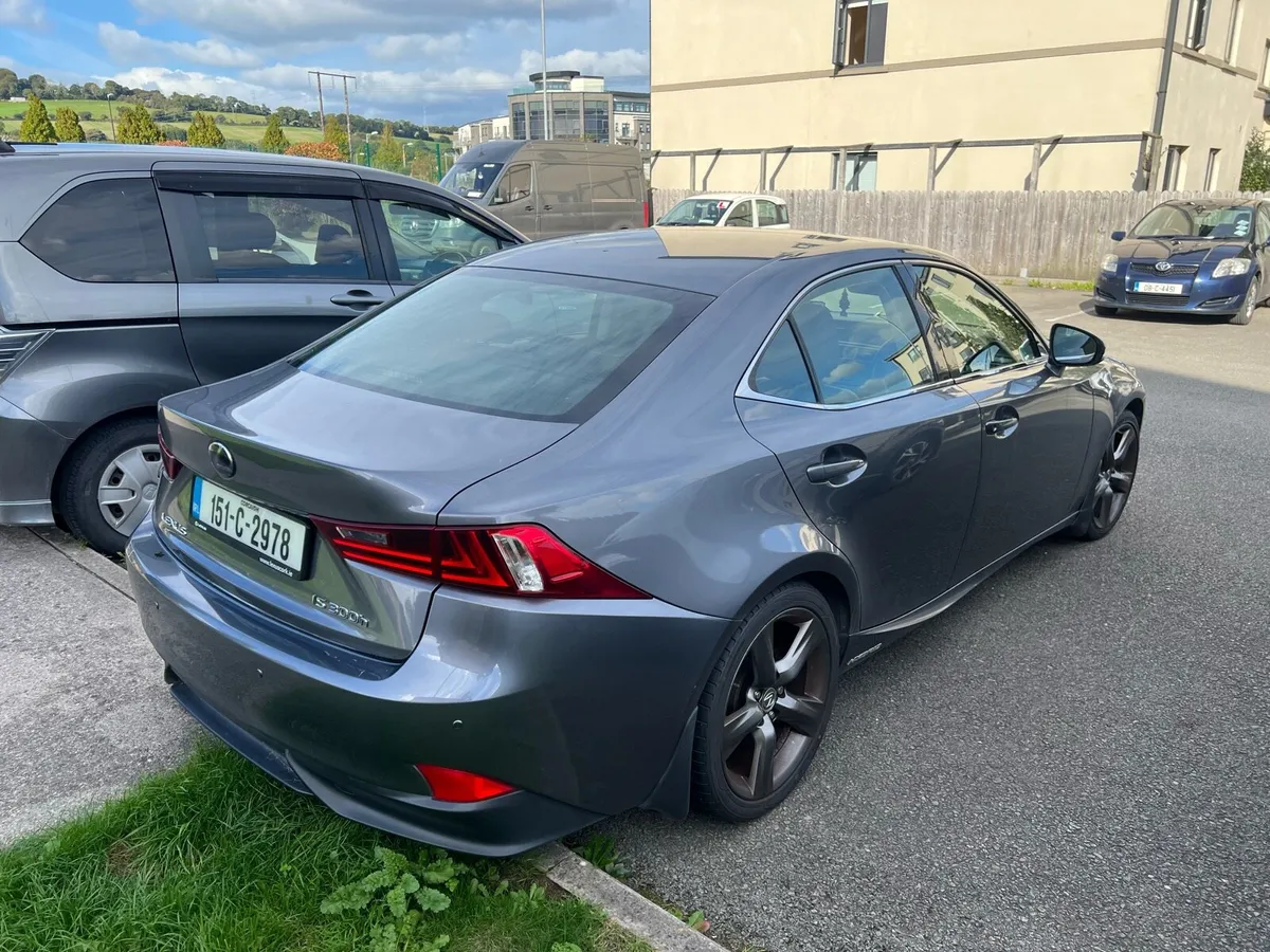 Lexus IS 300h - Image 4