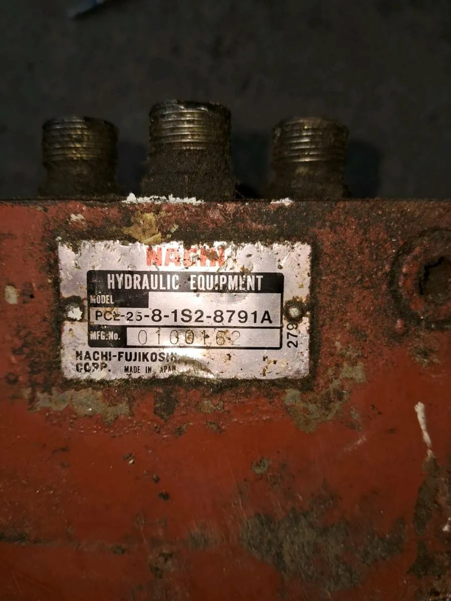 Hydraulic motor  for 1 and a half j c b mini  dig - Image 2