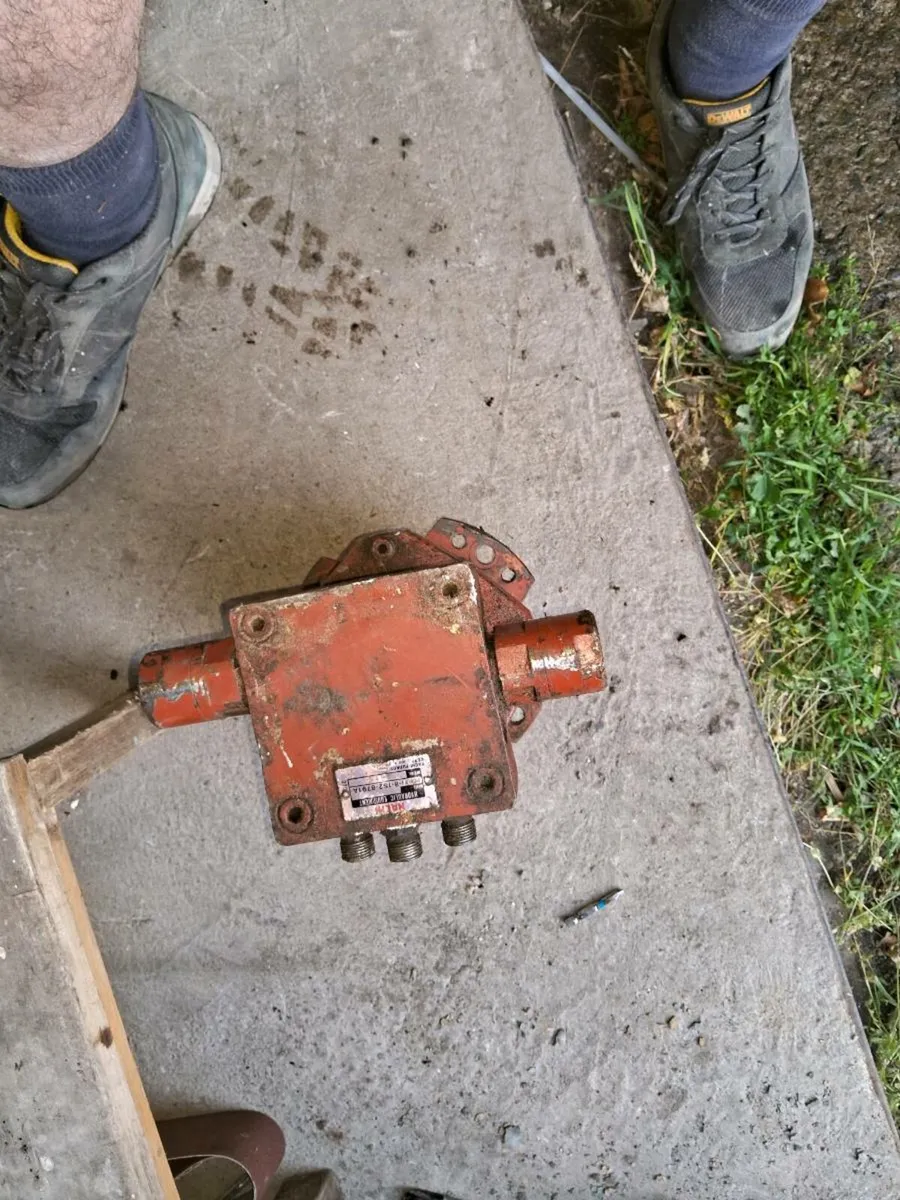 Hydraulic motor  for 1 and a half j c b mini  dig - Image 3