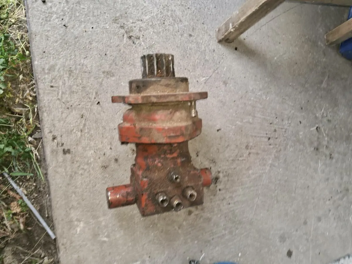 Hydraulic motor  for 1 and a half j c b mini  dig - Image 1