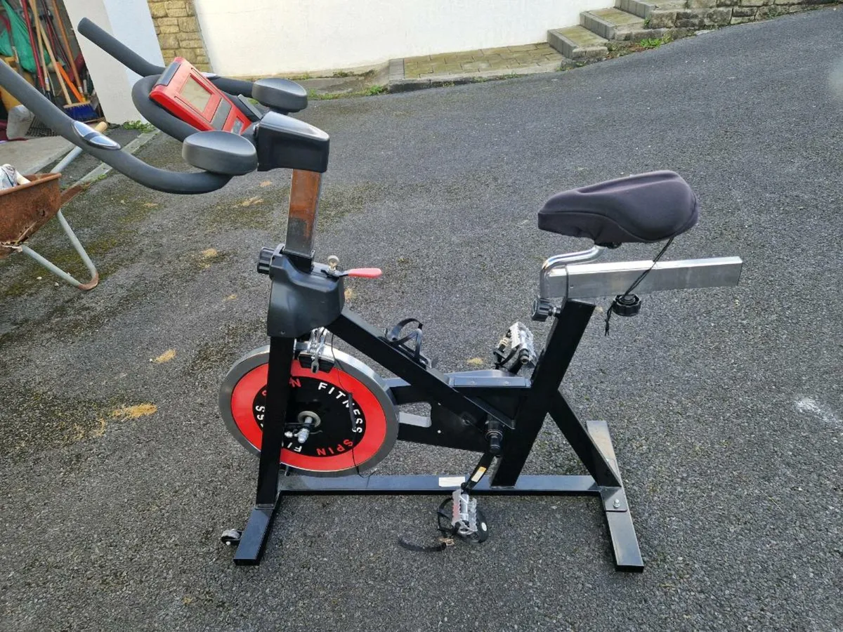 Spinning bike and treadmill - Image 1