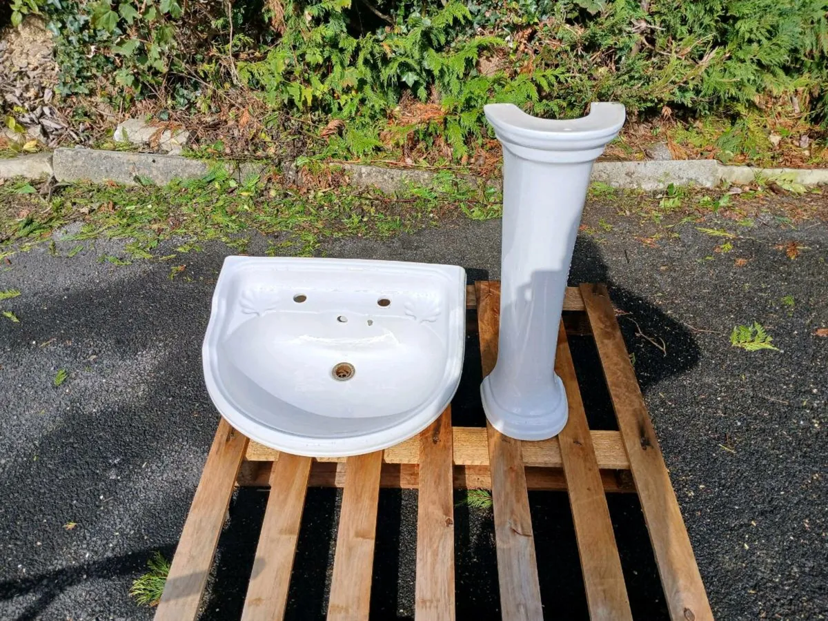 Bathroom sink - Image 1