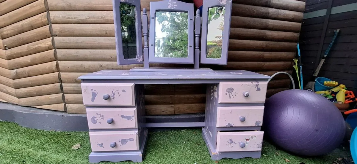 Vanity desk
