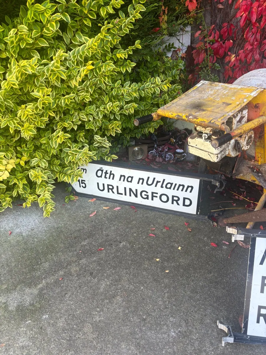 Cement mixer and road signs - Image 2