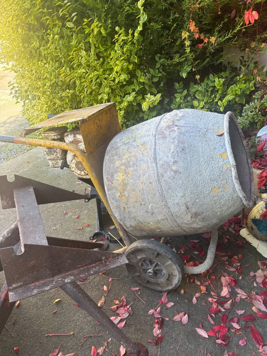 Cement mixer and road signs - Image 3