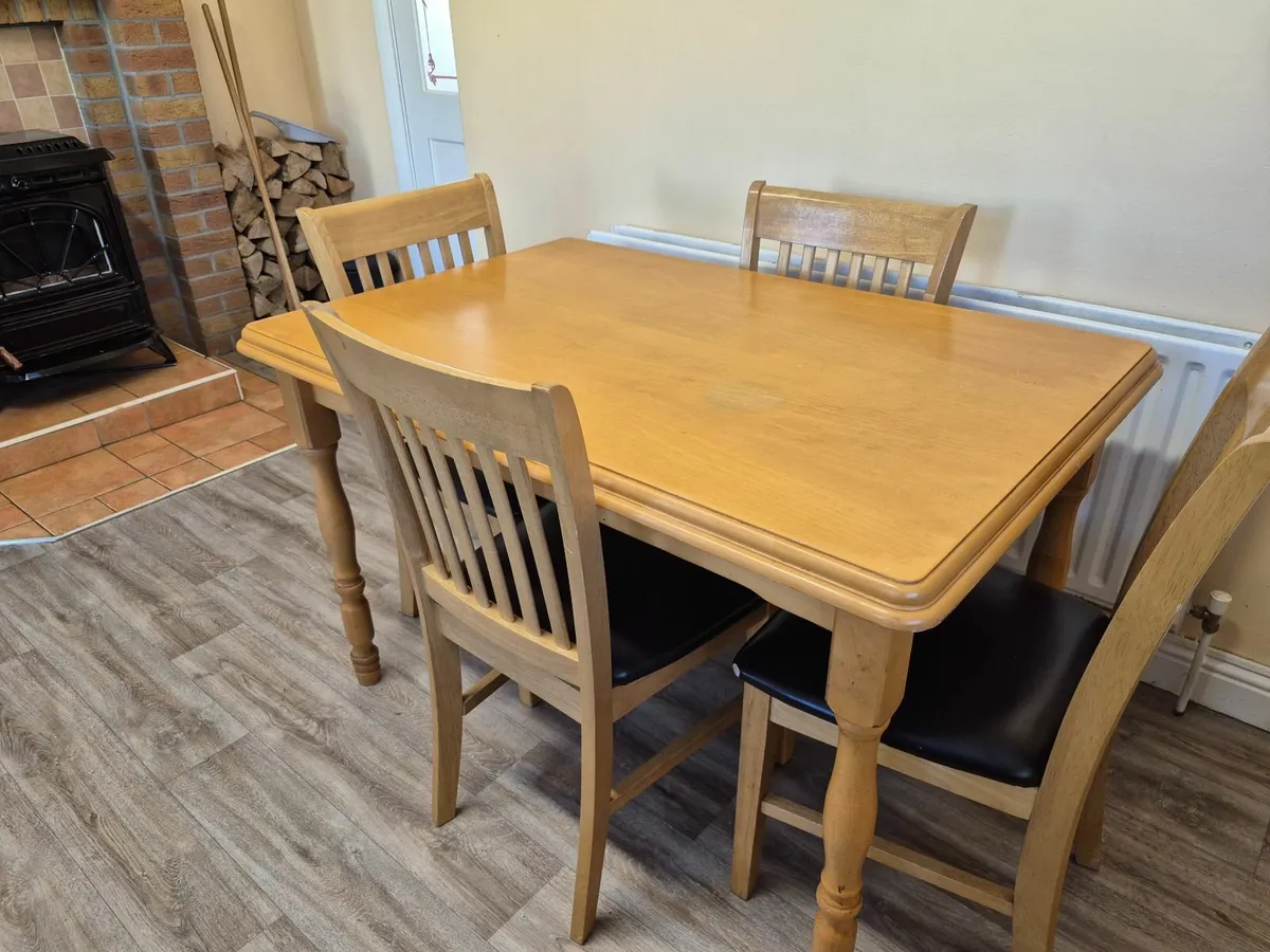 Table and 4 chairs - Image 1