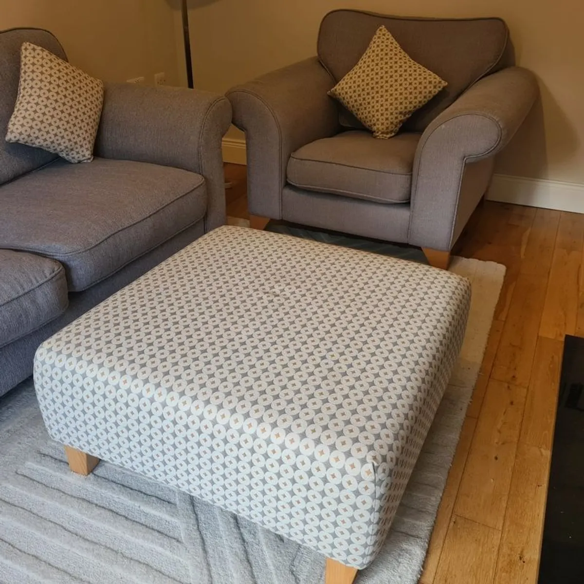3 +1 sofa and footstool - Image 4