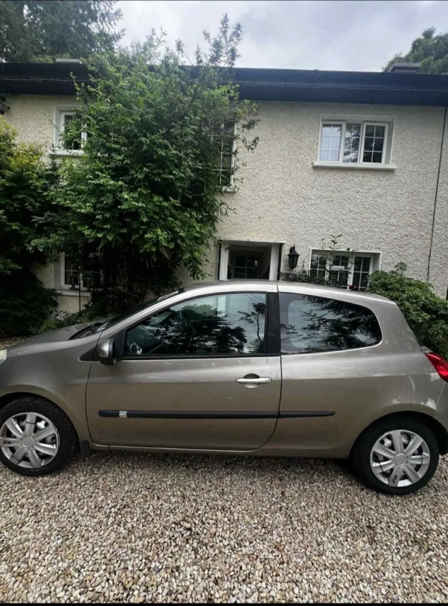Renault Clio 2010 - Image 1