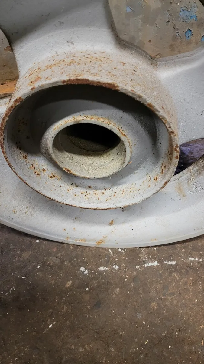 Fordson Major cast iron front rim - Image 4