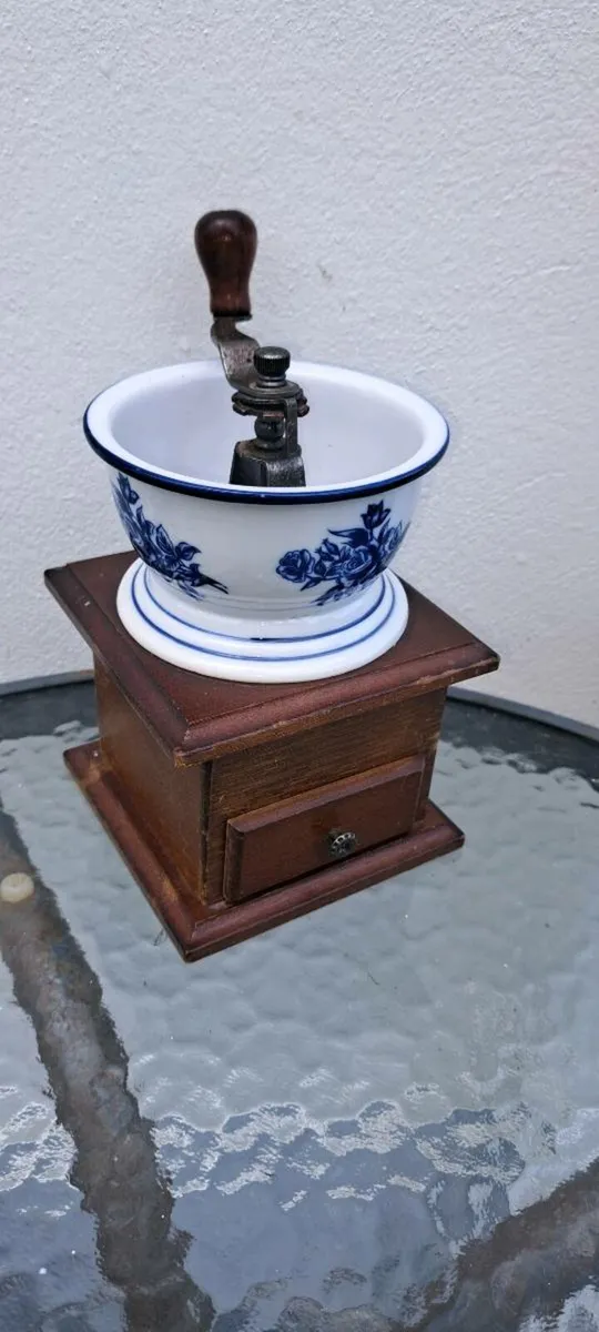 Old coffee grinder - Image 1