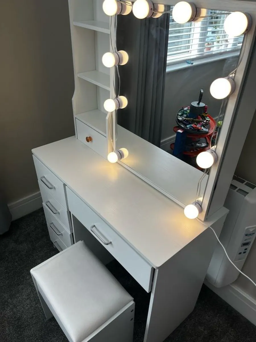 Dressing Table With Stool & LED Lights - Image 1