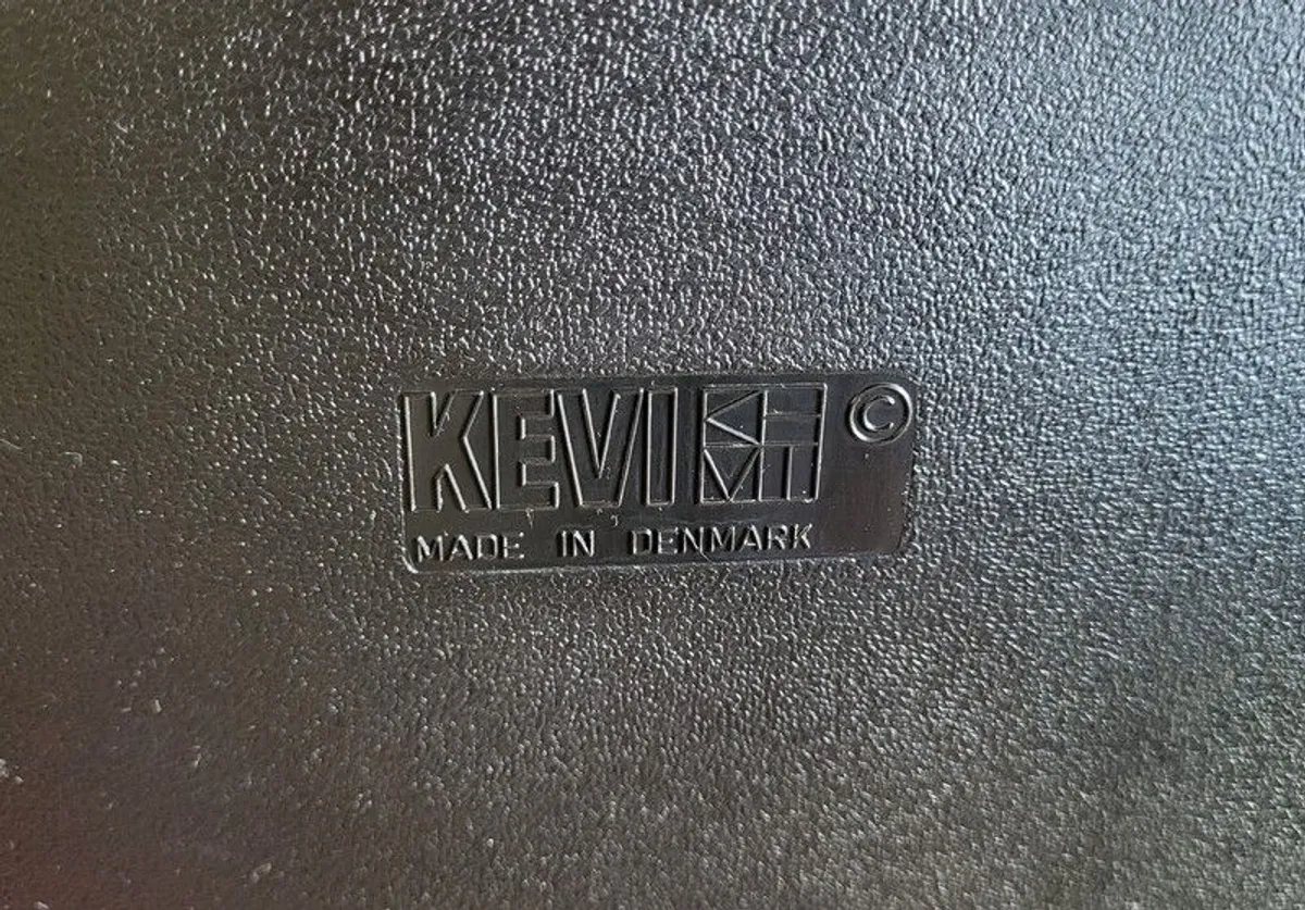 Kevi retro meeting room cantilever chair - Image 3