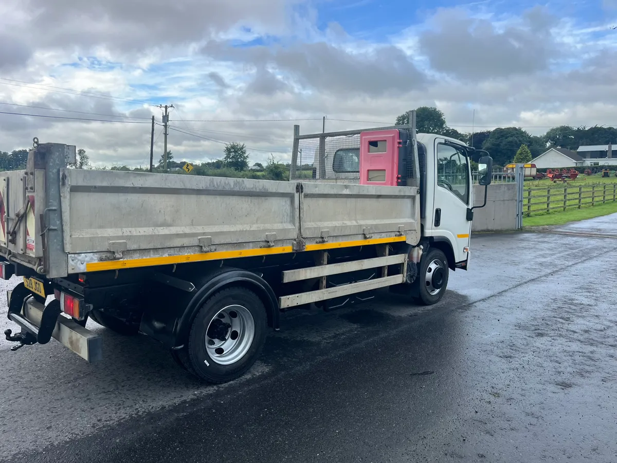 Isuzu tipper - Image 3