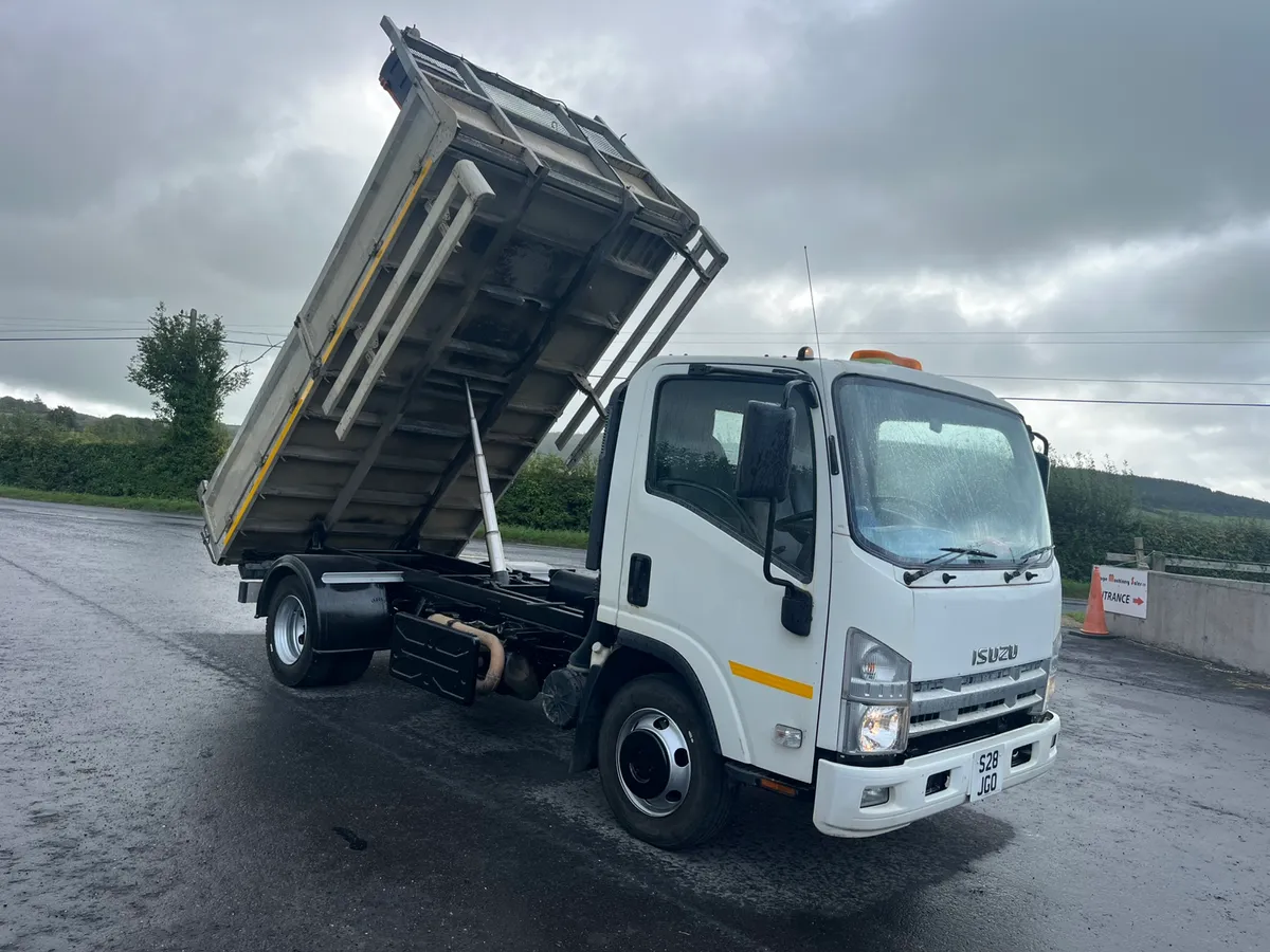Isuzu tipper - Image 4