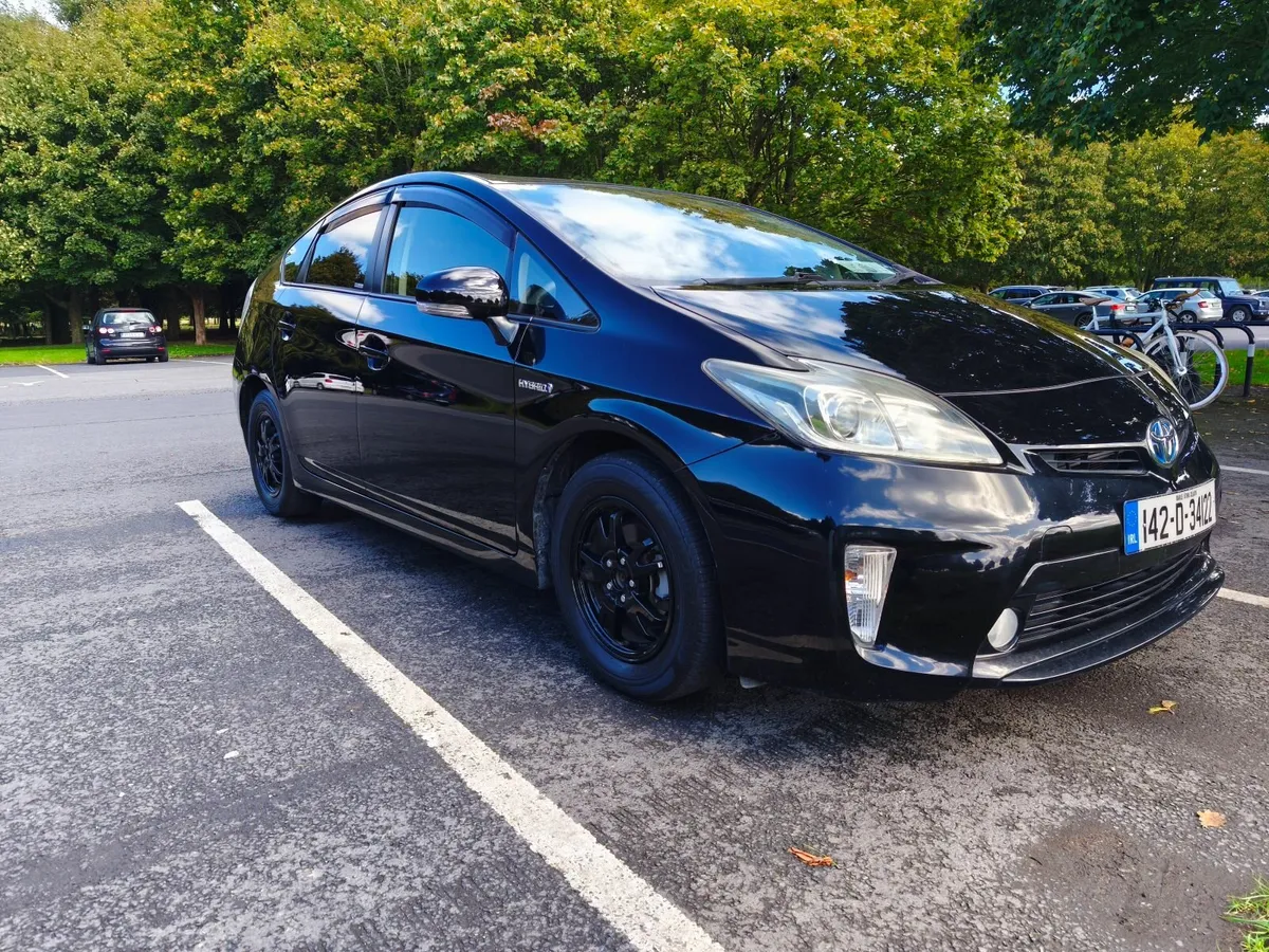 Toyota Prius 2014 Hybrid 90630km - Image 1
