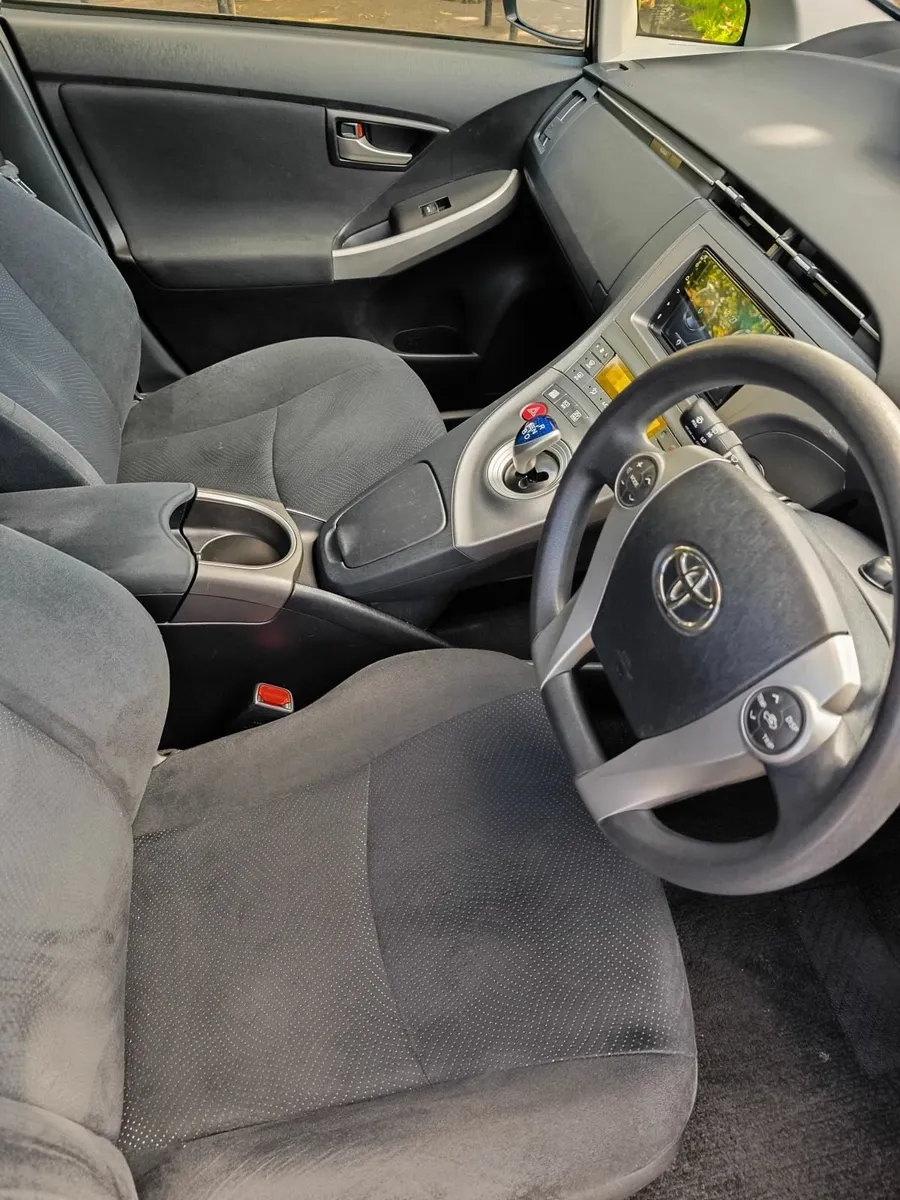 Toyota Prius 2014 Hybrid 90630km - Image 3