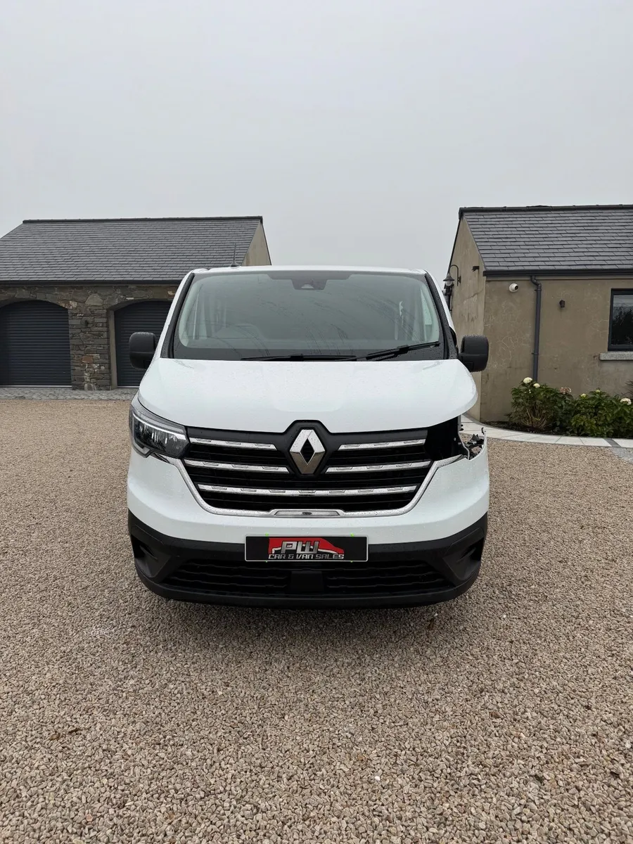 2024 Renault Trafic LL30 Advance Factory Crew Van - Image 2