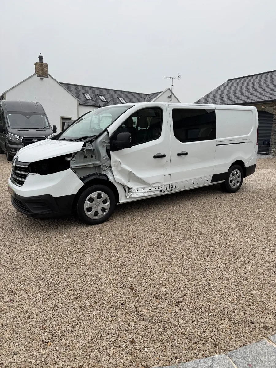 2024 Renault Trafic LL30 Advance Factory Crew Van - Image 3