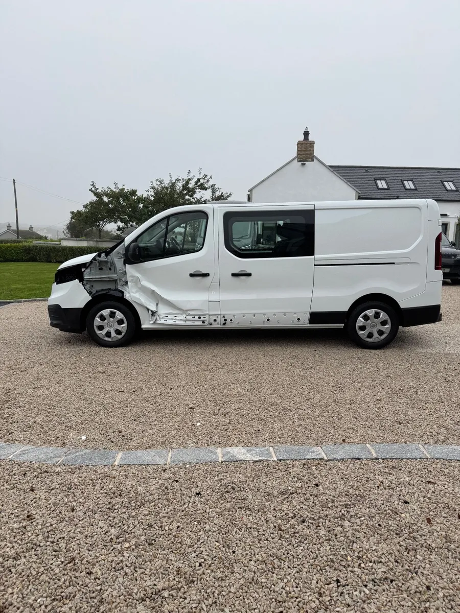 2024 Renault Trafic LL30 Advance Factory Crew Van - Image 4