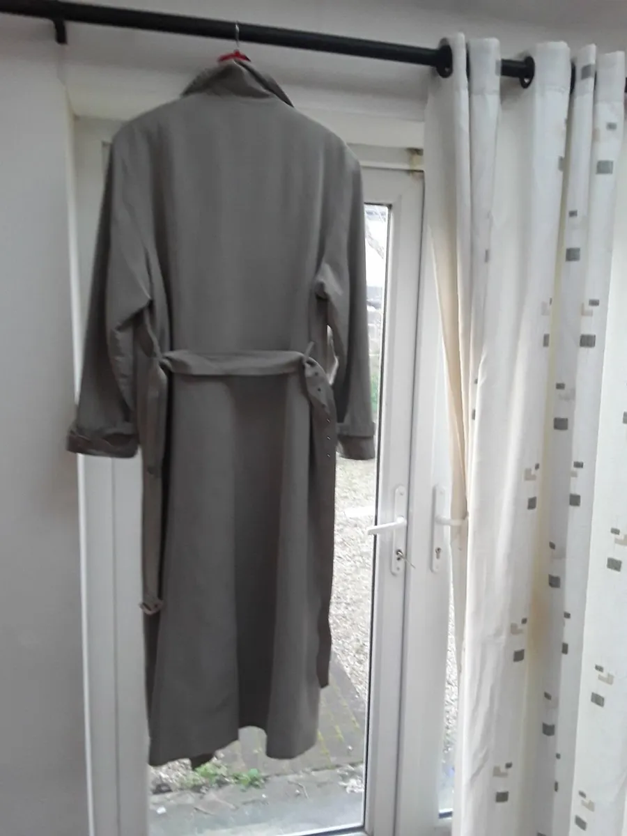Extremely long designer coat - Image 2