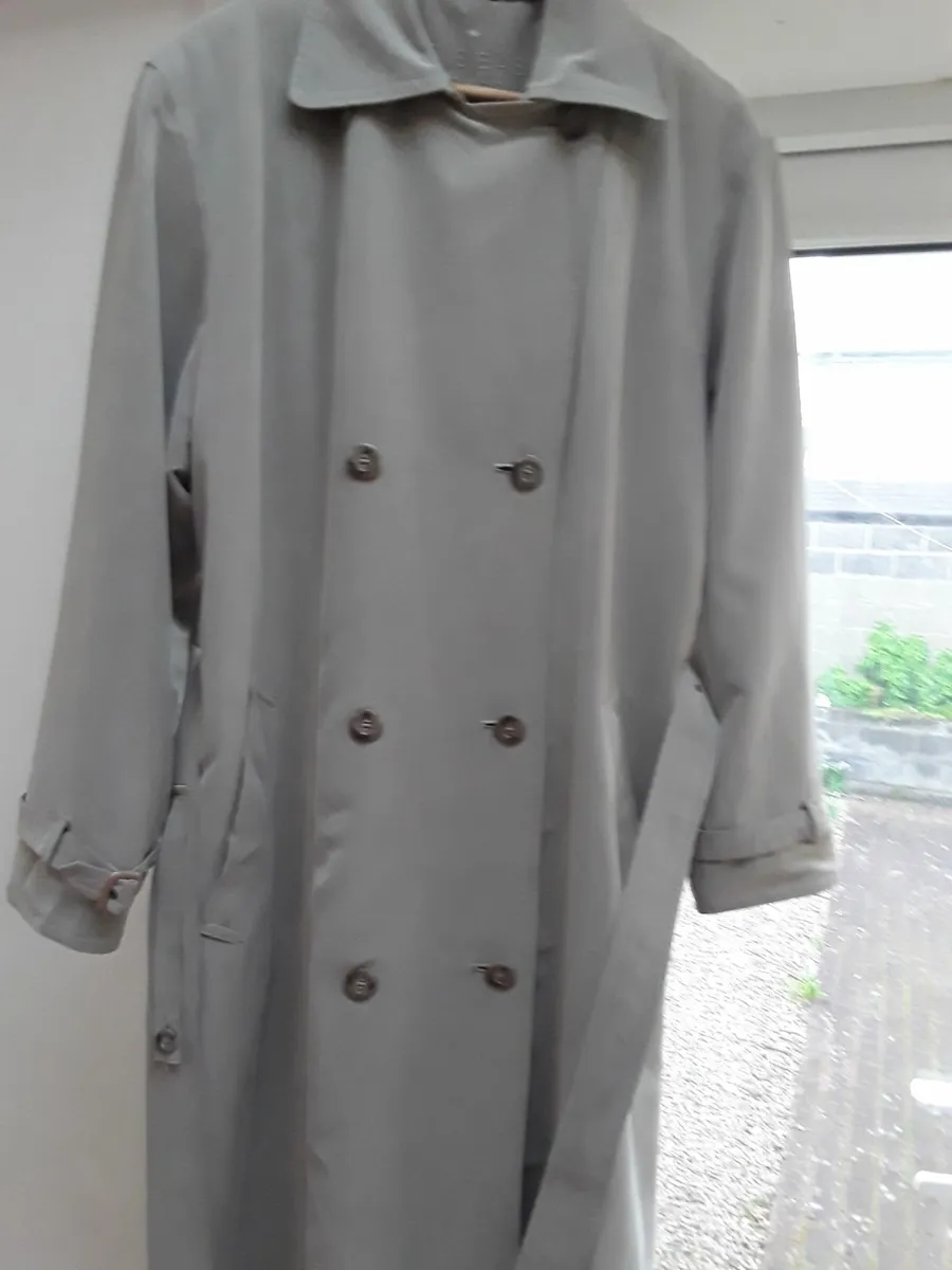 Extremely long designer coat - Image 3