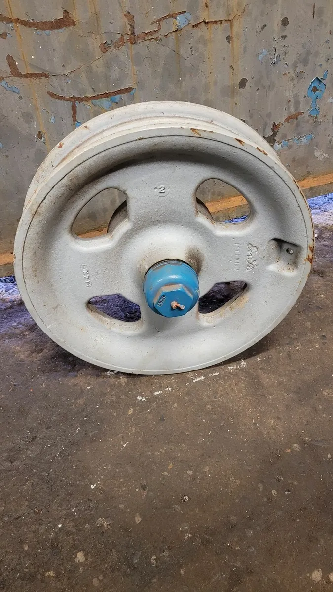 Fordson Major cast iron front rim - Image 2