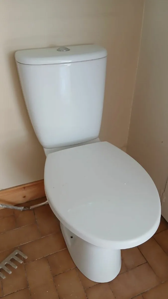 Toilet and vanity unit - Image 1