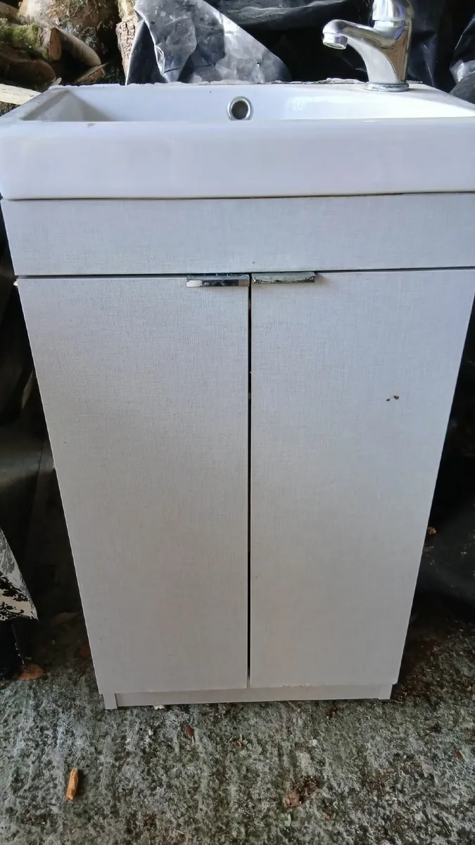 Toilet and vanity unit - Image 2