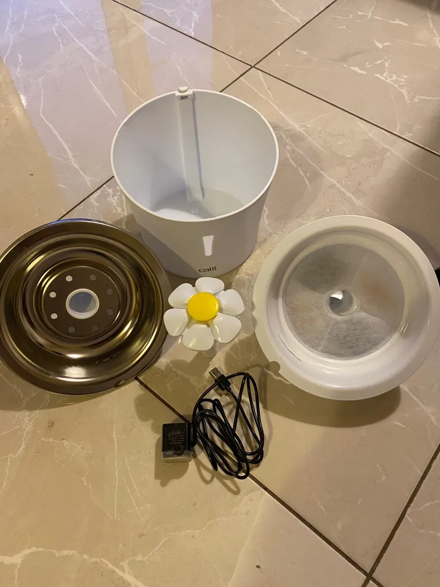 Cat drinking water fountain - Image 2