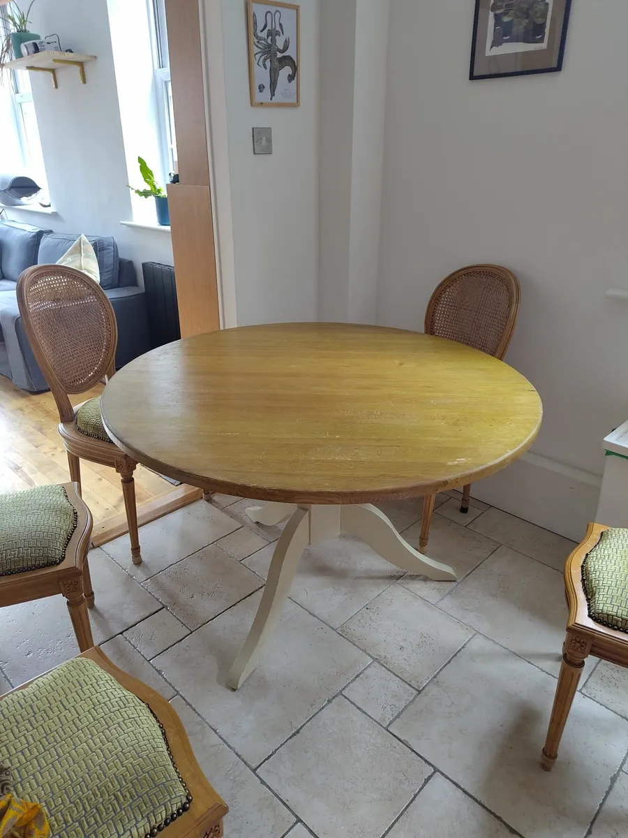 Round wooden table - Image 2