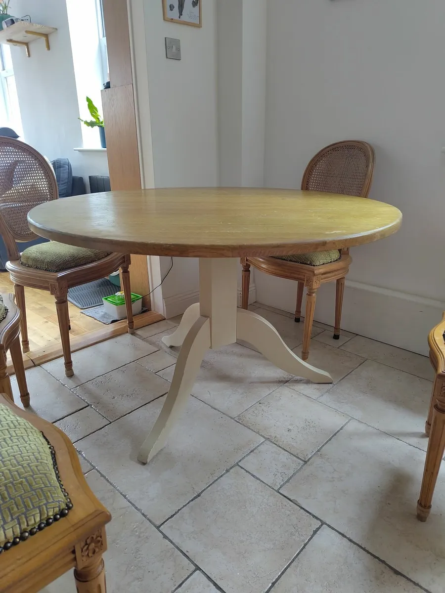Round wooden table - Image 3