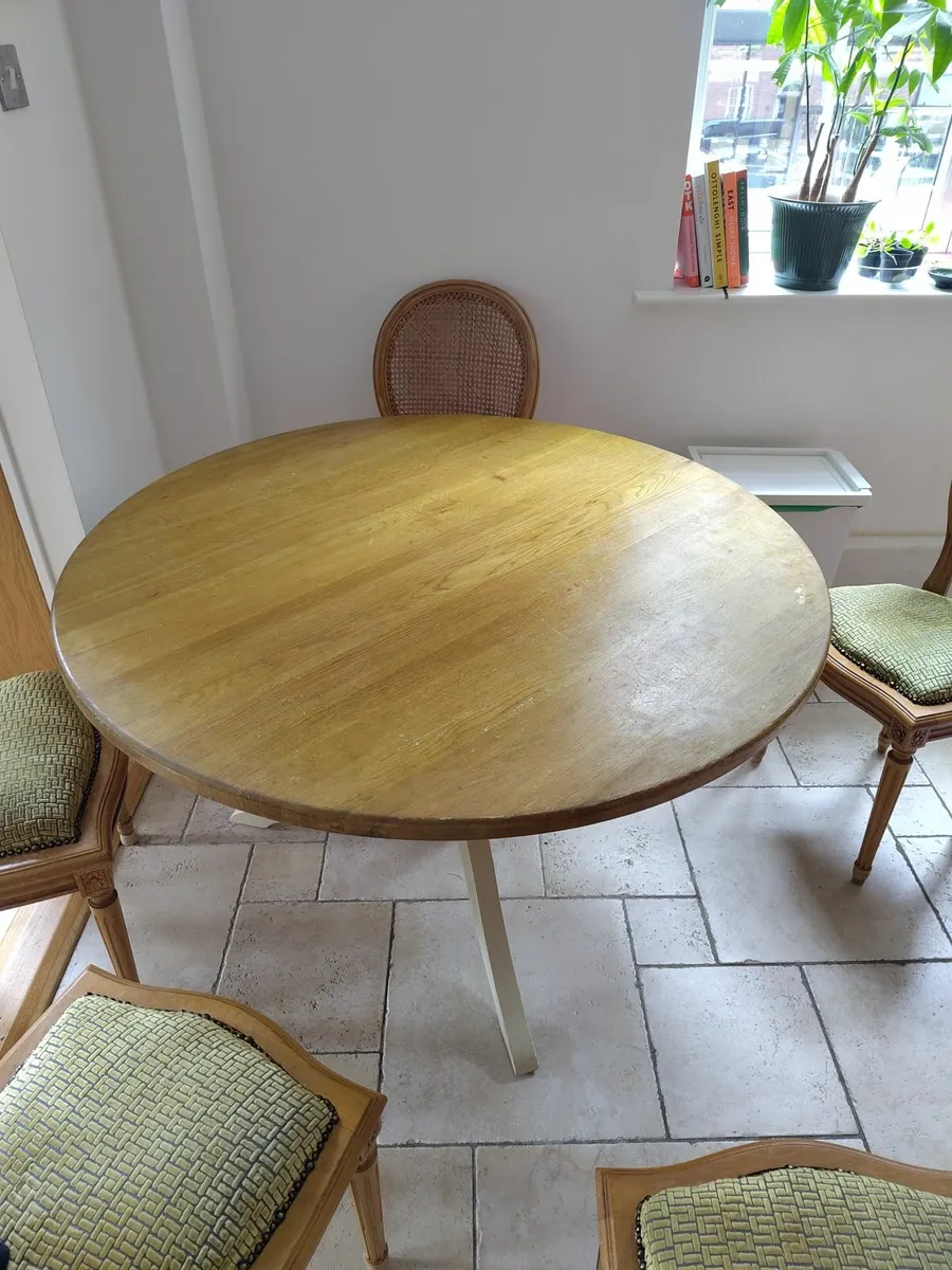 Round wooden table - Image 4