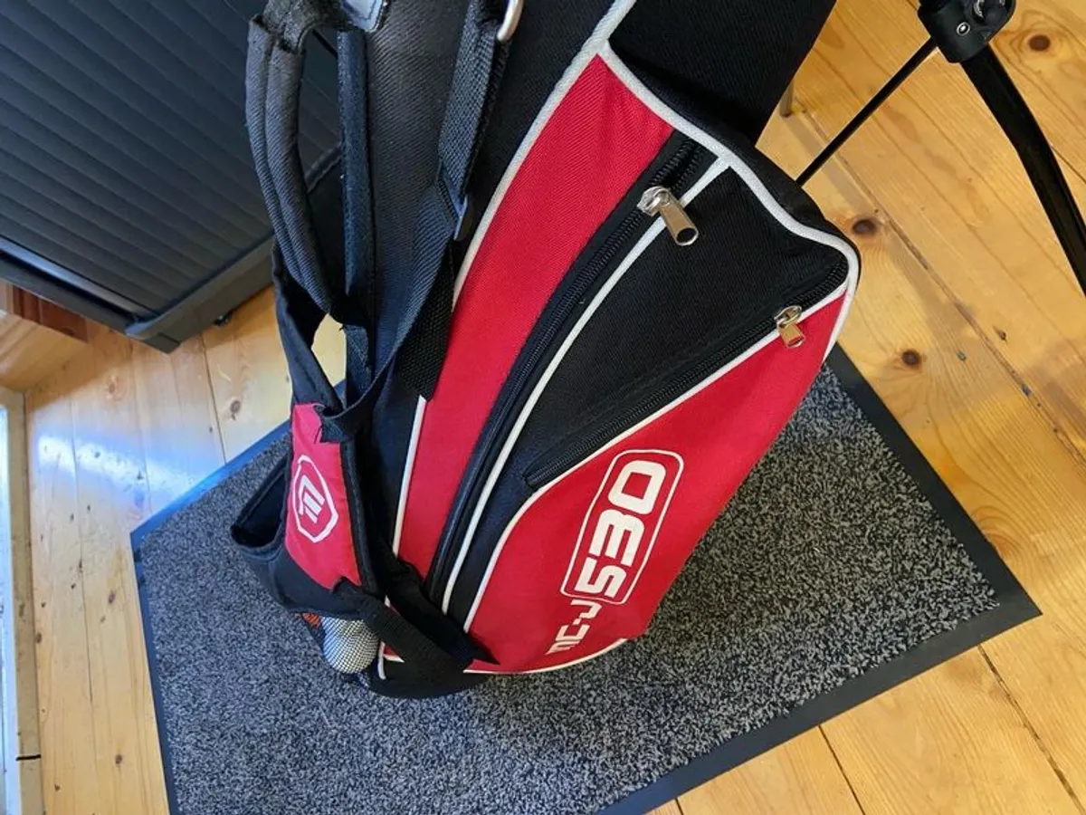 Kids golf bag with some clubs - Image 3