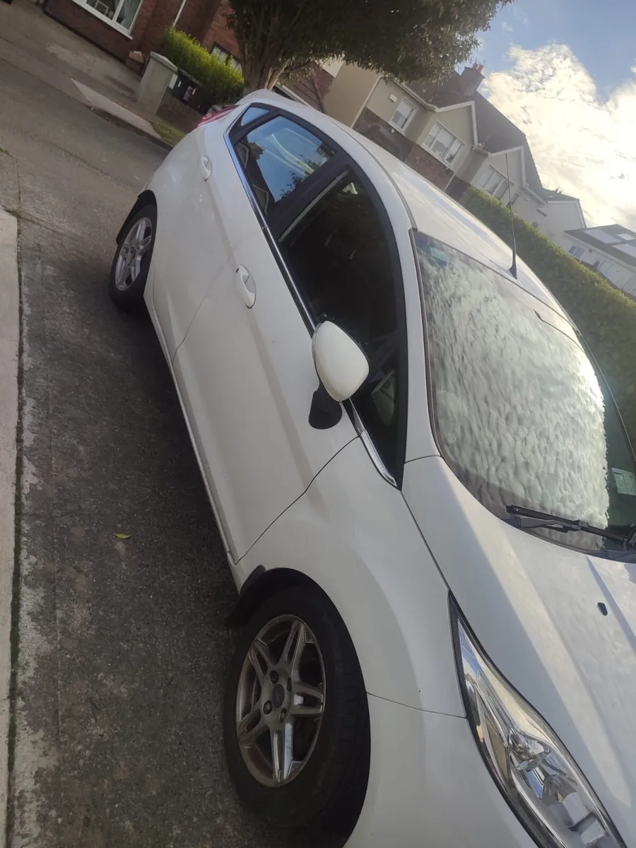 Ford Fiesta 2015 - Image 2