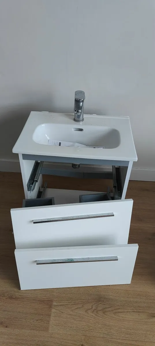 Bathroom sink