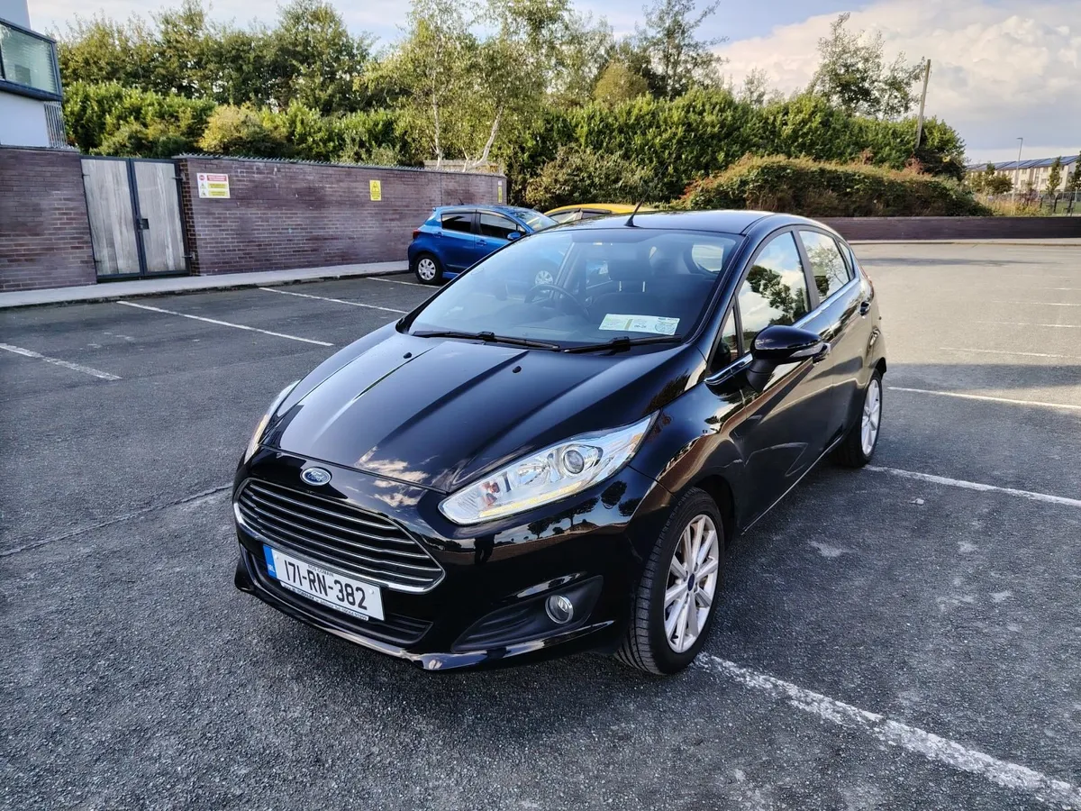 28,300 km 2017 Black  Ford Fiesta TITANIUM 1.2 Pet - Image 1