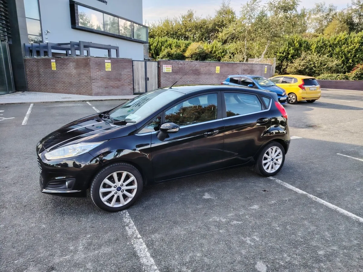 28,300 km 2017 Black  Ford Fiesta TITANIUM 1.2 Pet - Image 2