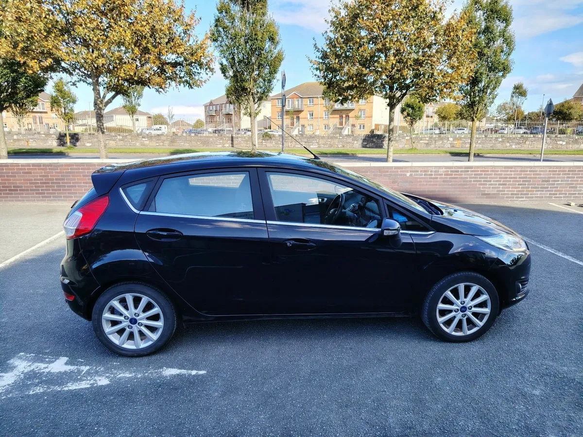 28,300 km 2017 Black  Ford Fiesta TITANIUM 1.2 Pet - Image 3