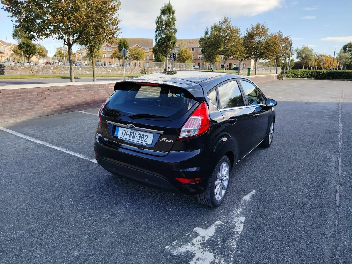 28,300 km 2017 Black  Ford Fiesta TITANIUM 1.2 Pet - Image 4