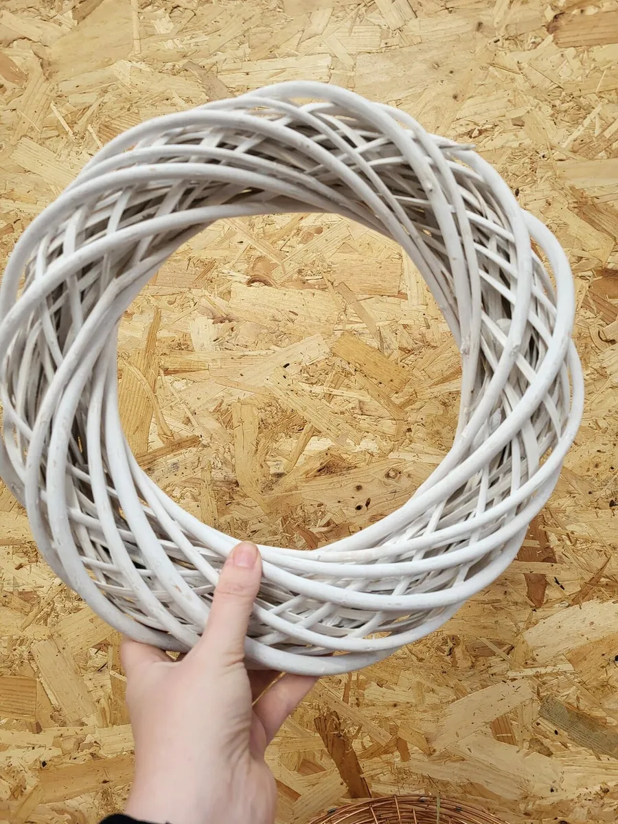 A range of wreath bases - Image 2