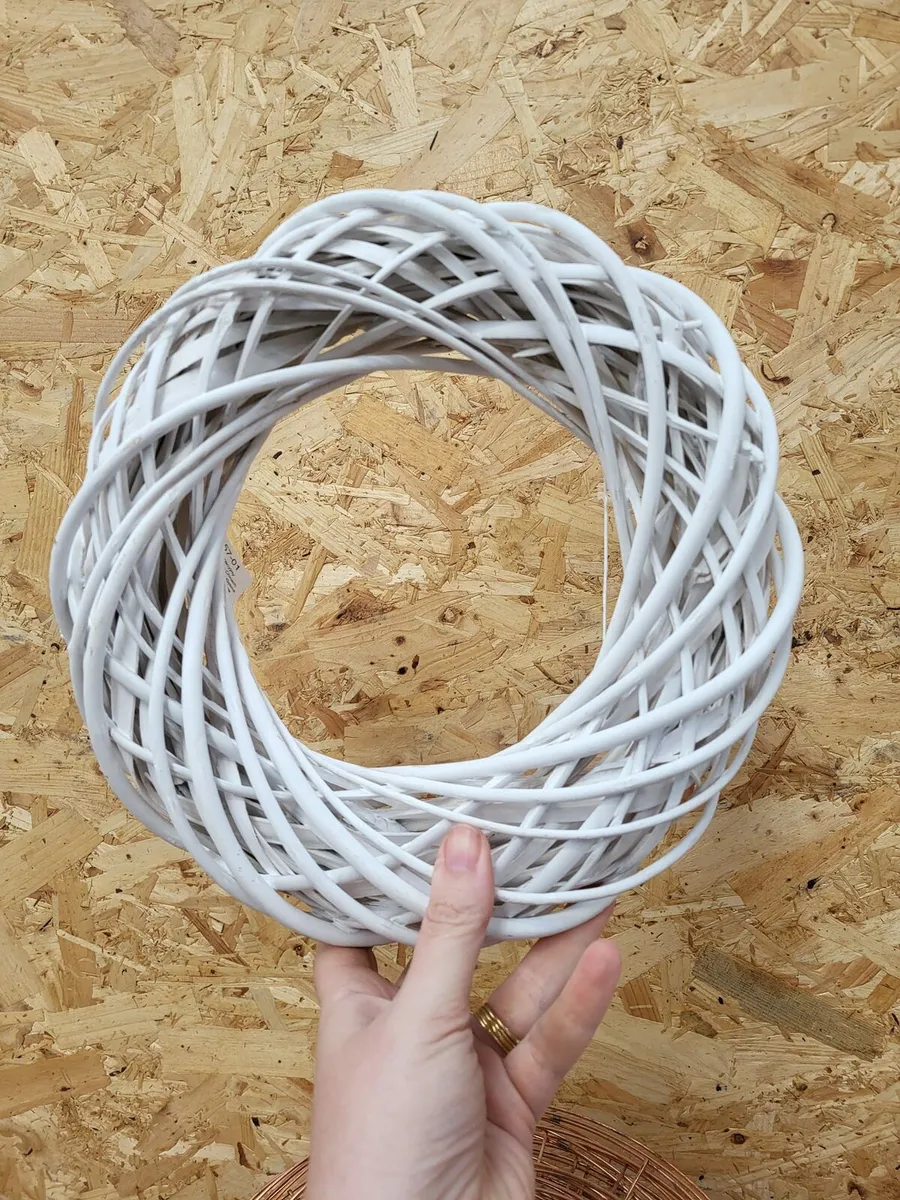 A range of wreath bases - Image 3