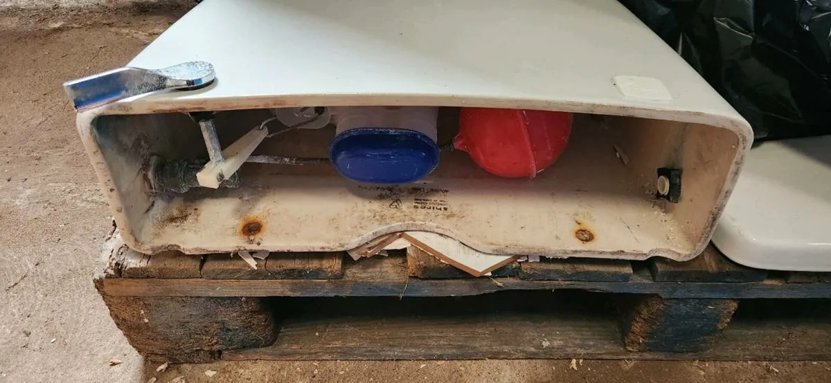 Cistern and Lid - Image 3