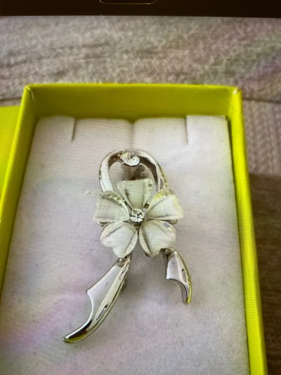 Two brooches - Image 1
