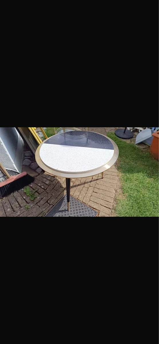 Marble table - Image 1