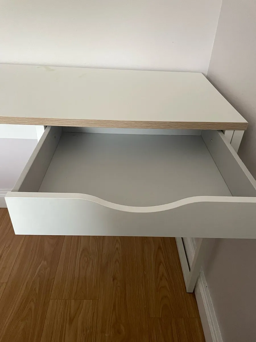 Home desk - Image 3