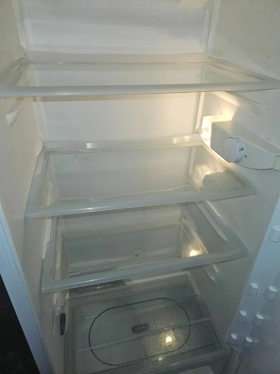 Integrated 4ft fridge - Image 4